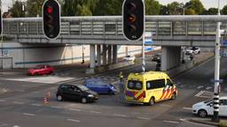 Auto's botsen op elkaar op kruising