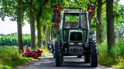 Motorrijder maakt harde val bij botsing met tractor