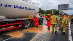 Vrachtwagen verliest vet op A58, weg nog urenlang dicht