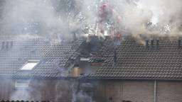 Brand in twee woningen, bewoner raakt gewond