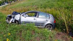 Auto vliegt uit de bocht en belandt in de sloot: man aangehouden