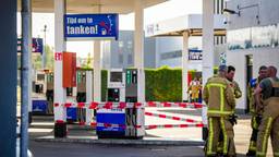 Maandagavond werden de twee tankpistolen gevonden op de grond bij het tankstation (foto: Persbureau Heitink).