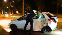 Auto crasht tegen boom, bestuurder reed vermoedelijk te snel