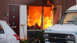 In een huis aan de Brederostraat in Oosterhout is zondagochtend brand uitgebroken.