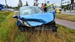 Auto rijdt waarschijnlijk door rood en botst tegen andere wagen