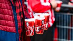 Biertjes in het Philips Stadion (foto: ANP).