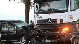 Auto botst frontaal met vrachtwagen, bestuurder zwaargewond