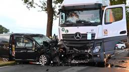 Auto botst frontaal met vrachtwagen, bestuurder zwaargewond