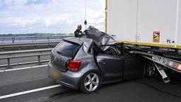 Auto botst achterop vrachtwagen op Merwedebrug