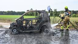 Auto brandt helemaal uit, ook berm vat even vlam