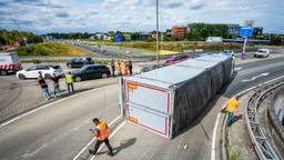 Een vrachtwagen met puin is vrijdagmiddag gekanteld op een rotonde aan de A50, vlakbij bedrijventerrein Ekkersrijt in Son.