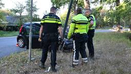 Auto botst tegen lantaarnpaal