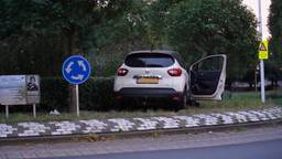 Man belandt met auto op rotonde en raakt gewond