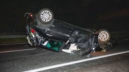 Auto slaat over de kop op A4, bestuurder naar ziekenhuis