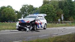 Op de Hustenweg in Den Bosch is maandagmiddag een politiewagen tegen een auto aangereden.