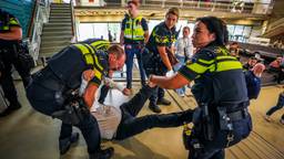 Demonstranten verstoren toespraak minister Brekelmans bij TU/e