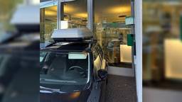 Auto rijdt tegen pui gemeentehuis Vught