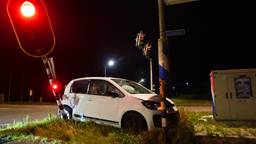 Dronken vrouw knalt tegen lantaarnpaal
