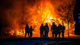 Grote brand op vakantiepark: meerdere chalets in lichterlaaie