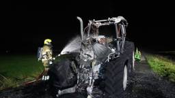 Tractor brandt volledig uit op landweg: bergen wordt flinke klus