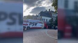 Spelersbus PSV staat klem op brug