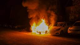 Auto's verwoest door brand, politie onderzoekt brandstichting