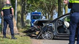 Automobilist gewond na crash tegen boom