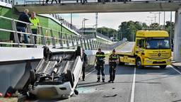 Twee auto's zijn dinsdagmiddag op elkaar gebotst onder het viaduct op de Reeshofweg in Tilburg.