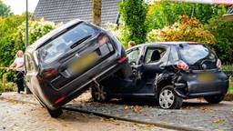 Auto belandt op motorkap andere wagen