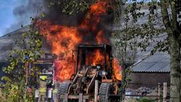 Shovel vliegt in brand op boerenerf