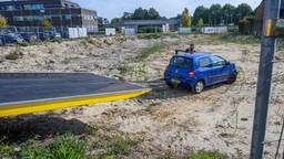 Auto eindigt na botsing op braakliggend terrein