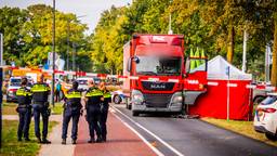 Fietser (80) komt bij botsing onder vrachtwagen terecht en overlijdt