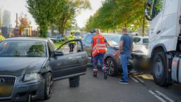 Twee auto's en een vrachtwagen zijn donderdagmiddag bij een botsing betrokken op de Sluisweg in Waalwijk