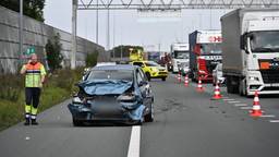 Twee auto's botsen bij A16, rijstrook afgesloten