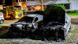 Twee auto's gaan in vlammen op