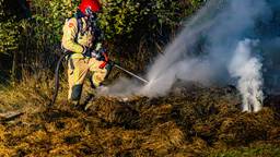 Brandweer rukt uit voor brand in rij hooibalen