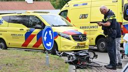Fietser aangereden op rotonde, vrouw naar het ziekenhuis gebracht