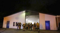 Rook uit bedrijfspand wasserij, brandweer rukt uit