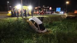 Auto in greppel na botsing met lijnbus