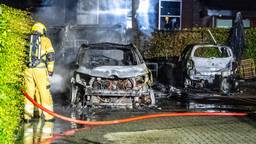 Auto's en caravan in vlammen op