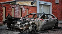 Bekijk hier de beelden van de volledig uitgebrande auto op de Van Heemskerckstraat in Tilburg