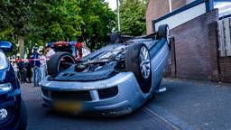 Automobilist botst tegen geparkeerde auto en slaat over de kop