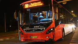 Stadsbus rijdt tegen auto aan