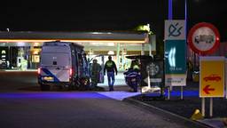 Mogelijk explosief in auto bij tankstation, EOD doet onderzoek