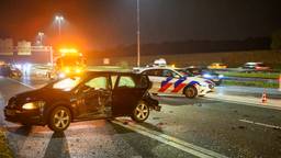 Drie auto's botsen op elkaar, bijrijder gewond