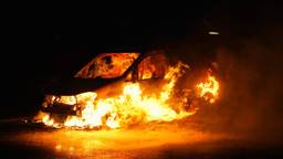 Auto gaat in vlammen op, brandstichting niet uitgesloten