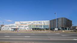 Het oude gemeentehuis van Grave staat te koop (bron: Funda).