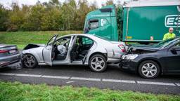 Drie auto's botsen op elkaar op snelweg, bestuurder mogelijk onder invloed
