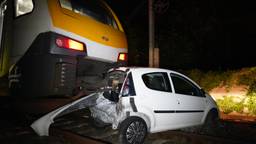 Trein ramt stilstaande auto op spoor