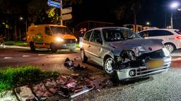 Bestelbusje en auto botsen op elkaar op kruising